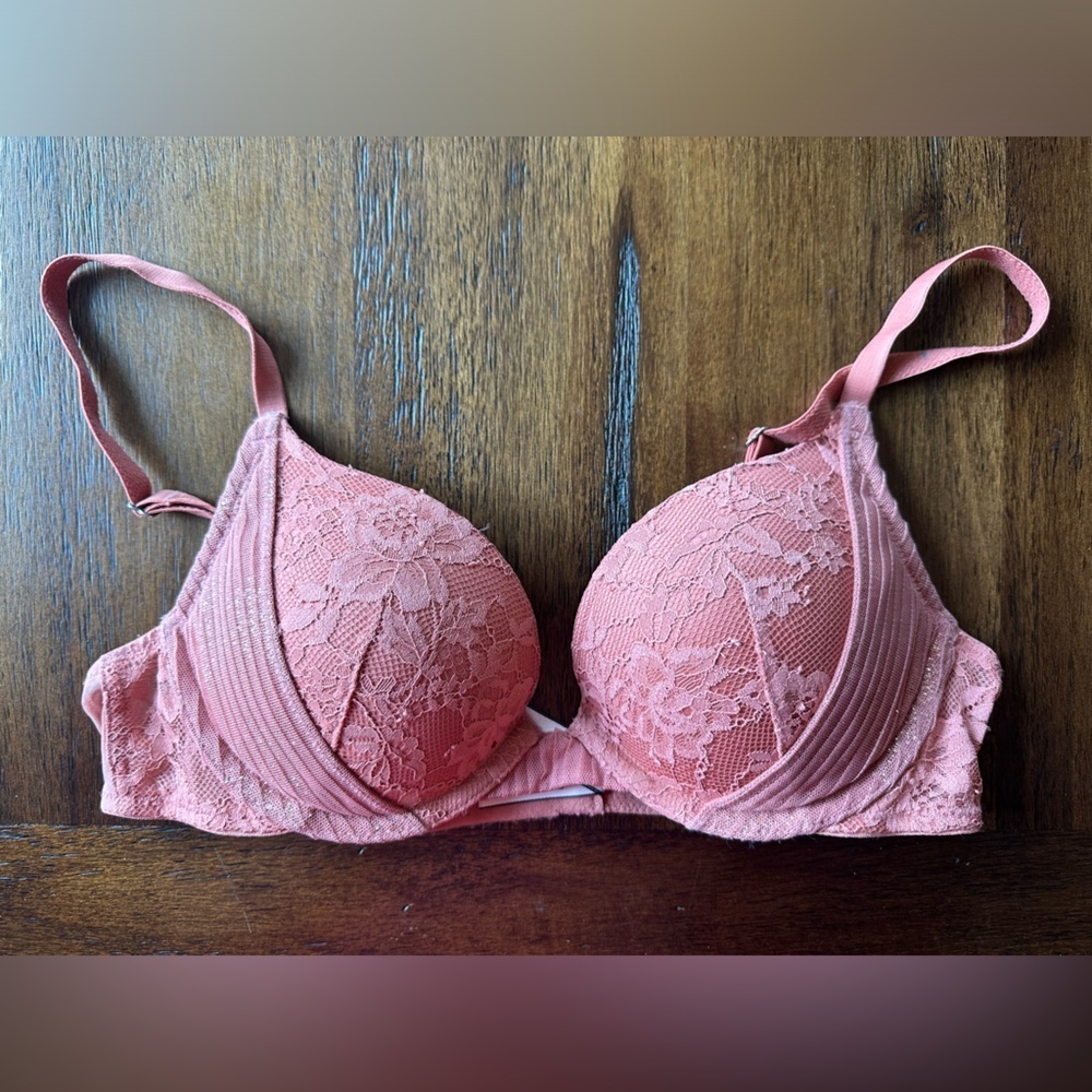 Victoria’ Secret Lace Dream Angels Push-Up Bra in Pink- size 32B